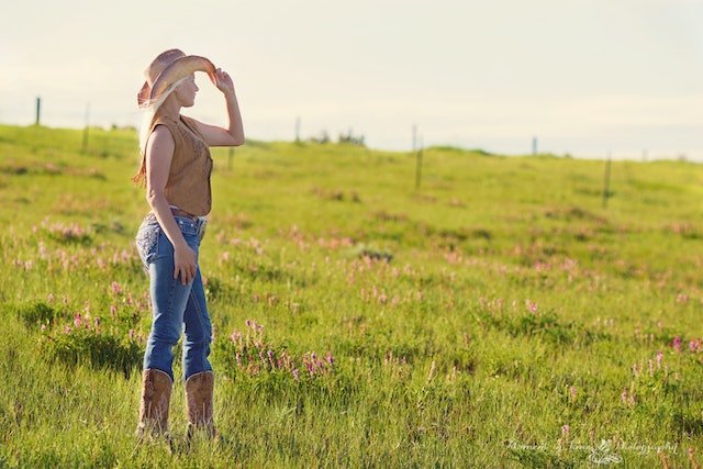 Featured Image for 1100+ Nicknames For Cowgirl (Cool & Funny)